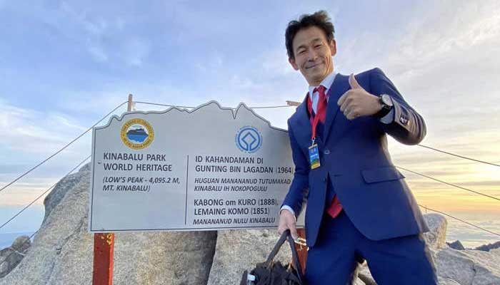 جاپانی مہم جو نے سوٹ پہن کر ملائیشیا کے بلند ترین پہاڑ کو سر کرلیا