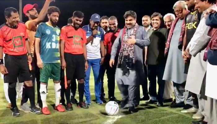 وزیرِ بلدیات سندھ ناصر حسین شاہ نے کراچی میں رمضان فٹبال کا افتتاح کرتے ہوئے