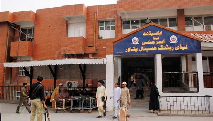 لیڈی ریڈنگ اسپتال پشاور میں زیر علاج بچے کے انتقال پر لواحقین کا احتجاج