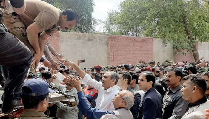 نگراں وزیراعلیٰ محسن نقوی ڈیرہ غازی خان میں مفت آٹا تقسیم مرکز پر جائزہ لے رہے ہیں۔