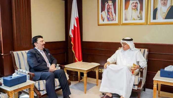 بحرین کے وزیر خارجہ ڈاکٹر عبدلطیف بن راشد الزایانی عراقی ناظم الامور کو طلب کرکے ملاقات کر رہے ہیں۔