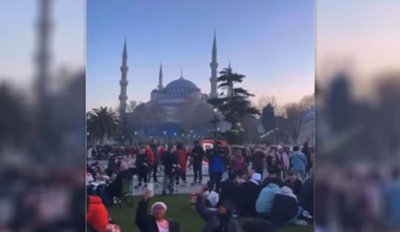ترکیہ کی نیلی مسجد کے باہر افطار کا روح پرور منظر سوشل میڈیا پر وائرل 
