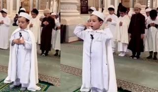 الجیریا کی جامع مسجد میں کم عمر بچوں کی نماز ادا کرتےویڈیو وائرل