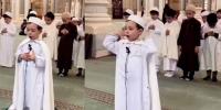 الجیریا کی جامع مسجد میں کم عمر بچوں کی نماز ادا کرتےویڈیو وائرل