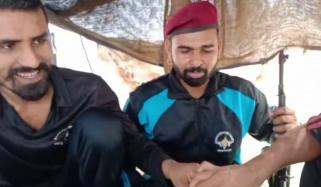 سندھ: پولیس اہلکاروں کی سانپ پکڑ کر باربی کیو پارٹی