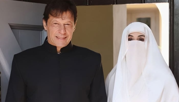 چیئرمین پی ٹی آئی عمران خان اور ان کی اہلیہ بشریٰ بی بی—فائل فوٹو