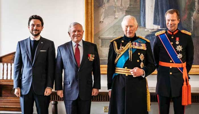 اردن کے شاہ عبداللہ دوئم اور ان کے صاحبزادے ولی عہد حسین بن عبداللہ شاہ چارلس سوئم کے ساتھ موجود ہیں۔