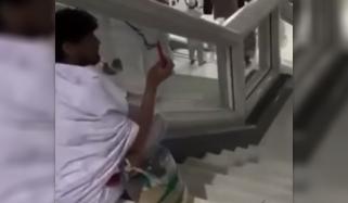 مسجدالحرام میں سستے سے فون سے سیلفی لیتے شخص کی ویڈیو وائرل 