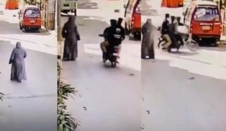  لوٹنے آئے ڈاکوؤں پر خاتون نے پستول تان لی، ویڈیو وائرل 