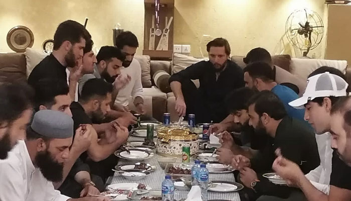 قومی کرکٹرز کی شاہد آفریدی کے گھر دعوت، روایتی پکوان سے تواضع