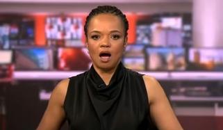 برطانوی نیوز اینکر کو انگڑائی لیتے ہوئے ٹی وی پر سب نے دیکھ لیا