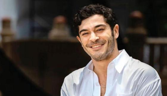 ترک اداکار براک کی شاہ رخ کے انداز میں ڈانس کی ویڈیو وائرل