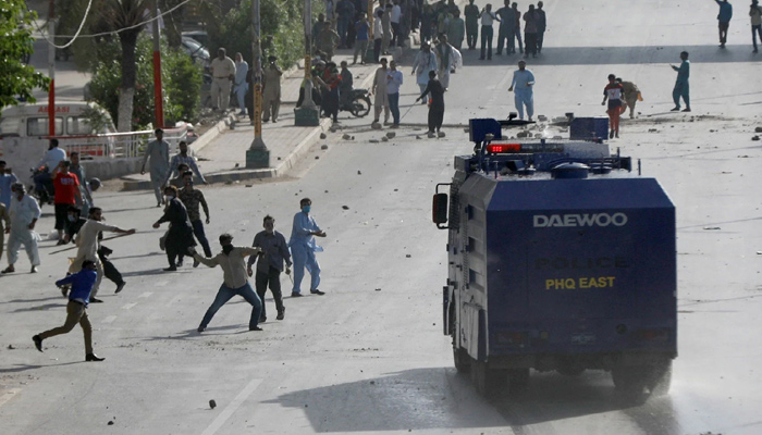 کراچی: راشد منہاس روڈ پر مظاہرین کو منتشر کرنے کیلئے پولیس کی شیلنگ
