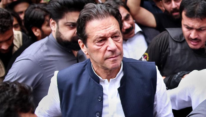 عمران خان کا تحریری آرڈر ملنے تک کورٹ روم سے نہ نکلنے کا فیصلہ