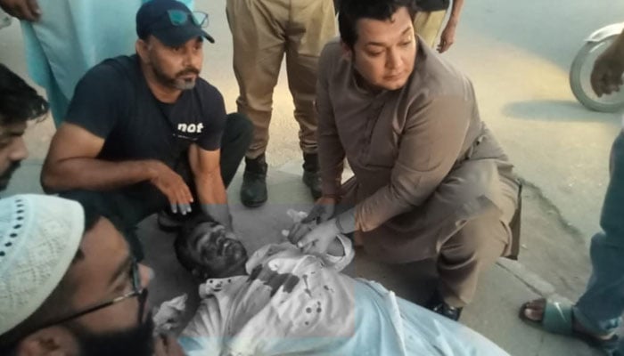 سڑک پر خطرناک حادثہ، اسسٹنٹ کمشنر حاظم بھنگوار نے نوجوان کی جان بچالی