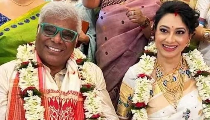 61 سالہ اشیش ودیارتھی نے 33 سالہ فیشن ڈیزائنر سے شادی کرلی