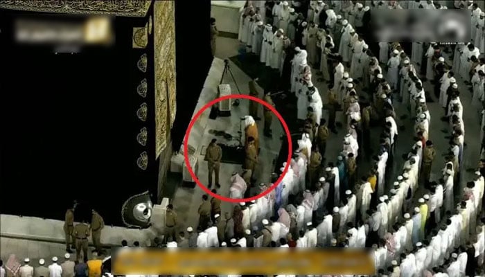 مام کعبہ کم و بیش عین بیت اللہ کے دروازے پر کھڑے ہوکر ، قبلہ رخ ہوکے بھی نماز پڑھاتے ہیں۔