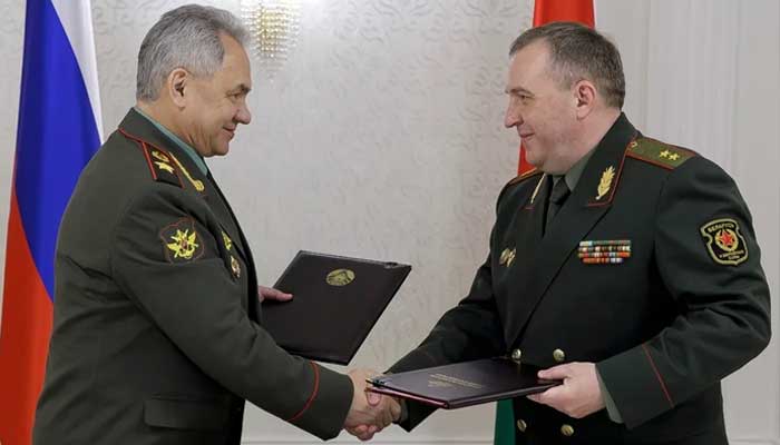 روس اور بیلاروس کے وزرائے دفاع معاہدے کے بعد مصافحہ کر رہے ہیں۔