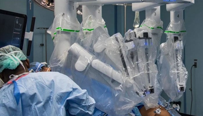 لندن: پاکستانی سرجن نے خواتین کی روبوٹک سرجری کا عالمی ریکارڈ قائم کردیا