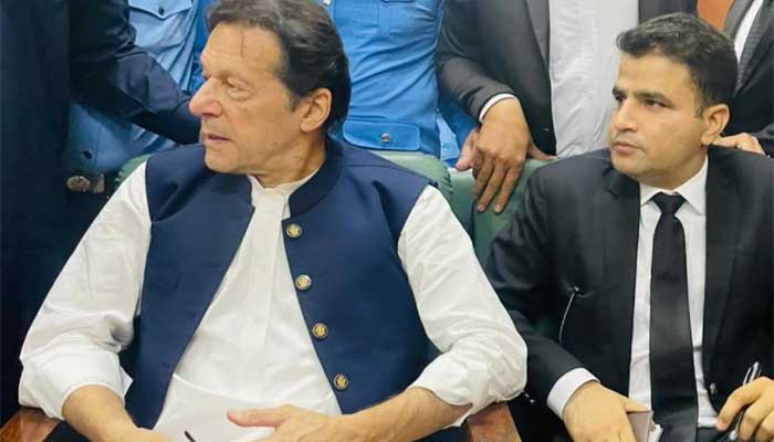 عمران خان عدالت میں پیشی کے موقع پر وکیل کے ہمراہ بیٹھے ہوئے ہیں۔