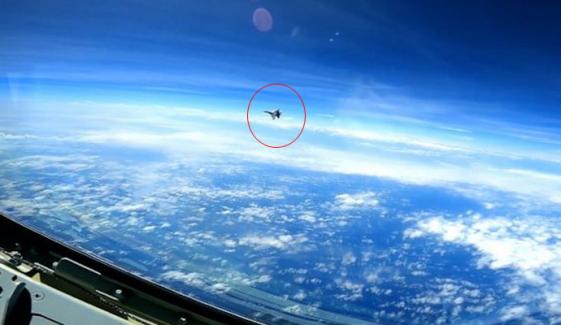 چینی لڑاکا طیارے نے فضا میں امریکی طیارے کو ہِلا کر رکھ دیا