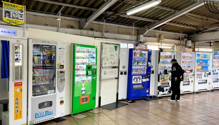 جاپان: قدرتی آفات کے دوران وینڈنگ مشینیں مفت چیزیں دیں گی