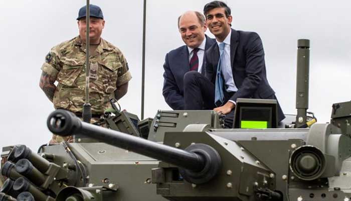 برطانوی وزیراعظم رشی سوناک اور وزیر دفاع بین والس ٹینک پر بیٹھے ہوئے ہیں۔