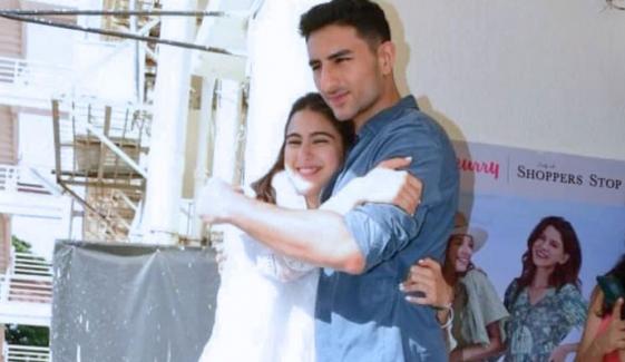 سارہ علی خان کی ابراہیم کو ہجوم سے بچا کر گاڑی میں بٹھانے کی ویڈیو وائرل