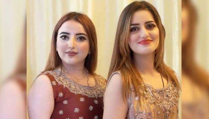 صندل خٹک اور حریم شاہ—فائل فوٹو