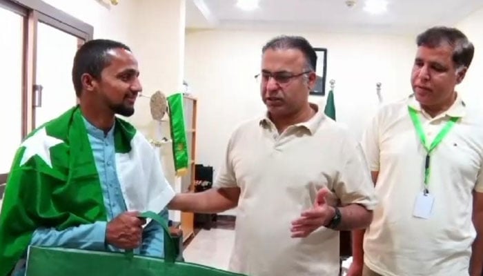 پاکستان سے مکہ مکرمہ پیدل سفر کرنے والے عثمان ارشد کو حج ویزا مل گیا