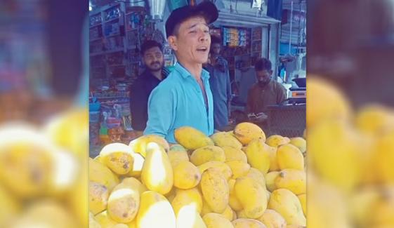 پاکستانی پھل فروش نے شکیرا کے’واکا واکا‘ کو نئے انداز میں پیش کردیا