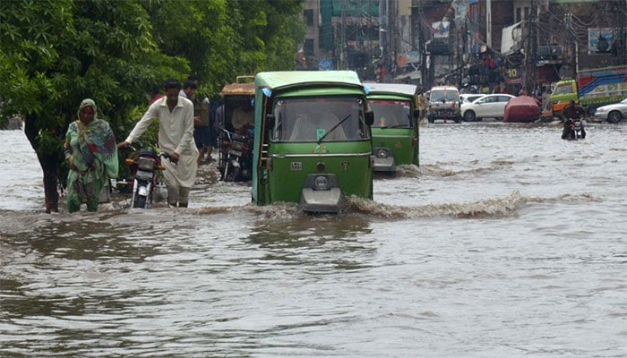 لاہور میں 260 ملی میٹر بارش کے بعد سڑکیں تالاب بن گئیں