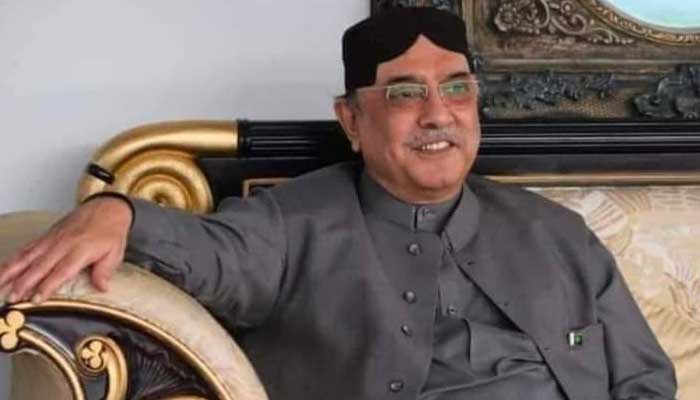 سابق صدر آصف علی زرداری نوابشاہ پہنچ گئے، نمازِ عید زرداری ہاؤس میں ادا کریں گے