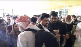 پی آئی اے کی پہلی پرواز سے حجاج کی کراچی آمد، گورنر سندھ نے استقبال کیا