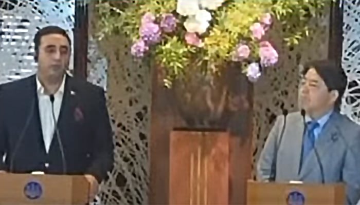 ٹوکیو میں وزیرِ خارجہ بلاول بھٹو زرداری جاپانی ہم منصب کے ہمراہ نیوز کانفرنس سے خطاب کرتے ہوئے—’جیو نیوز‘ گریب