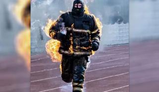 جلتے ہوئے آدمی نے 100 میٹر دوڑ کر ایک ساتھ 2 عالمی ریکارڈز بنا لیے