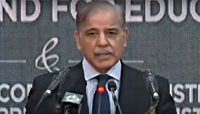 وزیرِ اعظم شہباز شریف پاکستان ایجوکیشن انڈوومنٹ فنڈ اور قومی نصاب میں اصلاحات کے آغاز کی تقریب سے خطاب کرتے ہوئے—جیو نیوز گریب