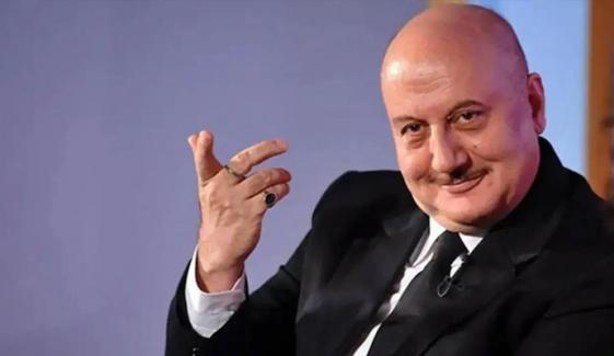 گنج پن کے شکار انوپم کھیر کا بال والوں کو دلچسپ انداز میں چیلنج، ویڈیو وائرل