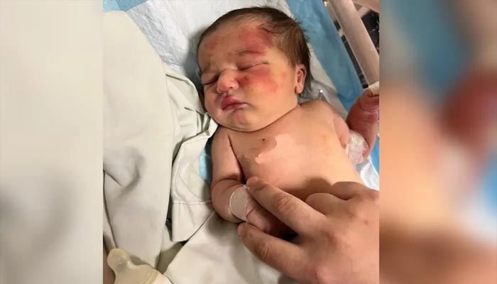 راہگیر نے کتے کے منہ سے کچرے کا تھیلا نکالا اور کھولا تو اس میں سے نوزائیدہ بچی برآمد ہوئی.