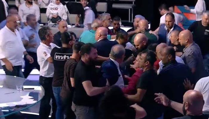 لبنان: ٹی وی پروگرام میں سیاسی رہنما اور صحافی کے درمیان ہاتھا پائی