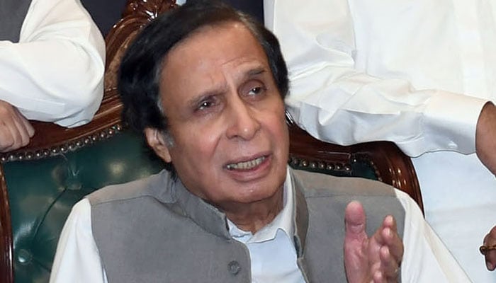 پرویز الہٰی کو پیش نہ کرنے پر اعلیٰ افسران کی تنخواہیں روکنے کا حکم