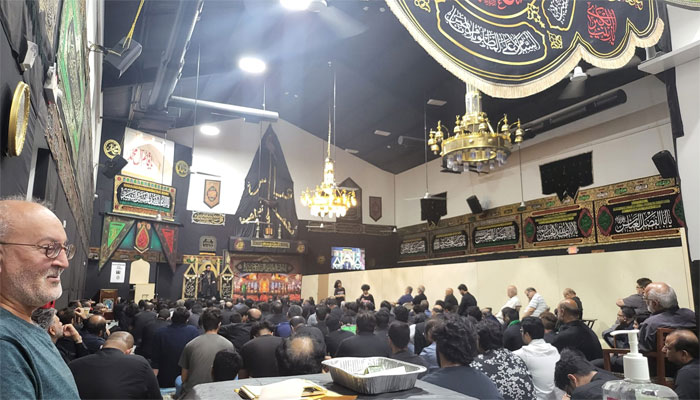 ذاکرین اور علماء کرام واقعہ کربلا کو بیان کر رہے ہیں۔