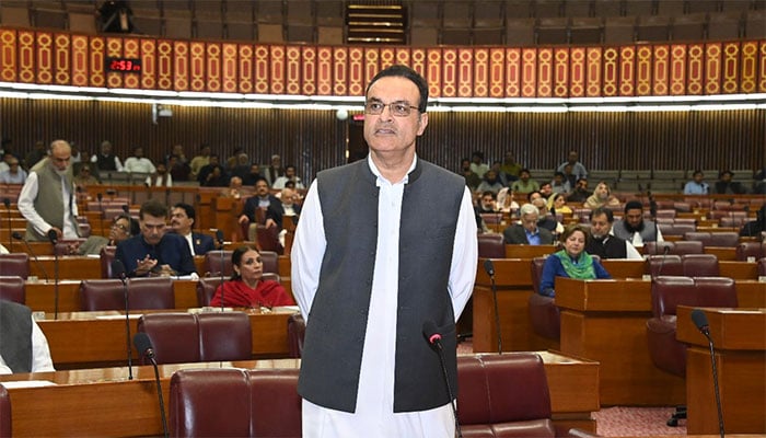 خواجہ آصف کی بھی بہن، بیٹیاں ہیں، نور عالم خان