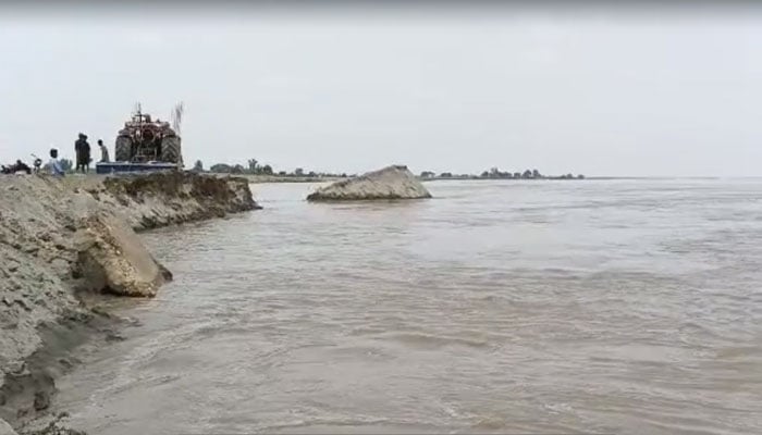 تصویر---گھوٹکی کی تحصیل قادر پور میں دریائے سندھ پر اولڈ شینک زمینداری بند ٹوٹ گیا