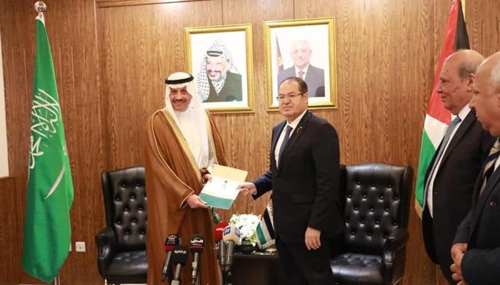 سعودی سفیر نائف السدیری اپنی سفارتی اسناد فلسطین کے صدارتی مشیر برائے سفارتی امور ماجدی الخالدی کو پیش کررہے ہیں۔