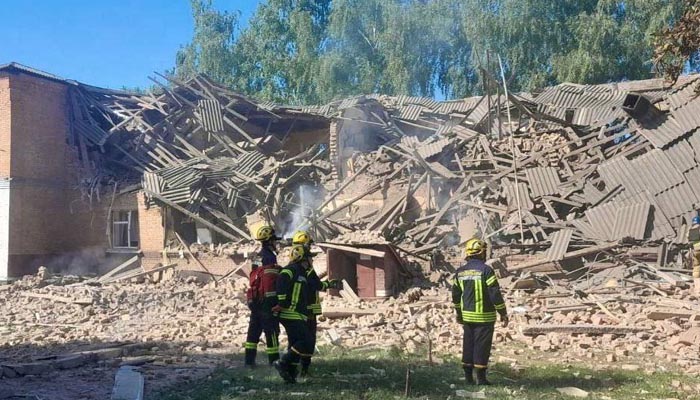 ڈرون حملے کے بعد اسکول کی تباہ حال عمارت، ریسکیو اہلکار موجود ہیں۔