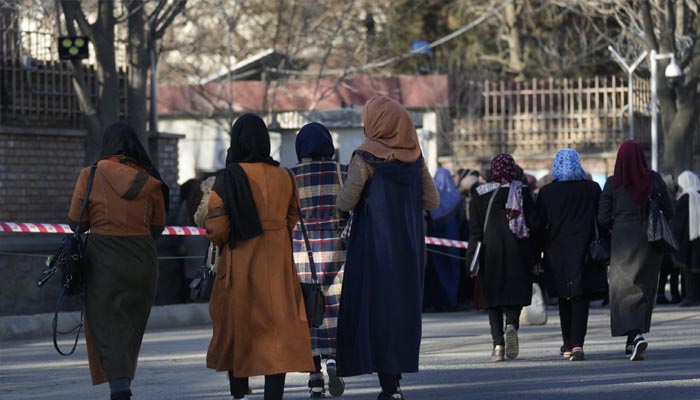 طالبان نے اسکالرشپ پر دبئی جانے والی 100 خواتین کو روک دیا