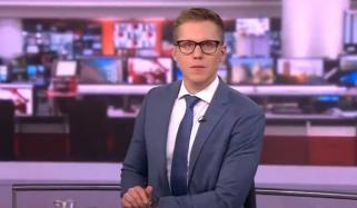 براہ راست نشریات کے دوران نیوز اینکر کی زبان پھسل گئی، ویڈیو وائرل