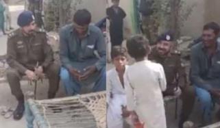 بھوکے بچوں کے پیٹ کی آگ بجھانے کیلئے شہری کا پولیس کو فون