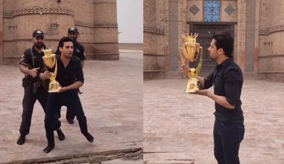 ’یہ وہ ایشیا کپ کی ٹرافی ہے جس کے پیچھے 6 ملکوں کے کپتان لگے ہوئے ہیں‘: مومن ثاقب کی دلچسپ ویڈیو وائرل